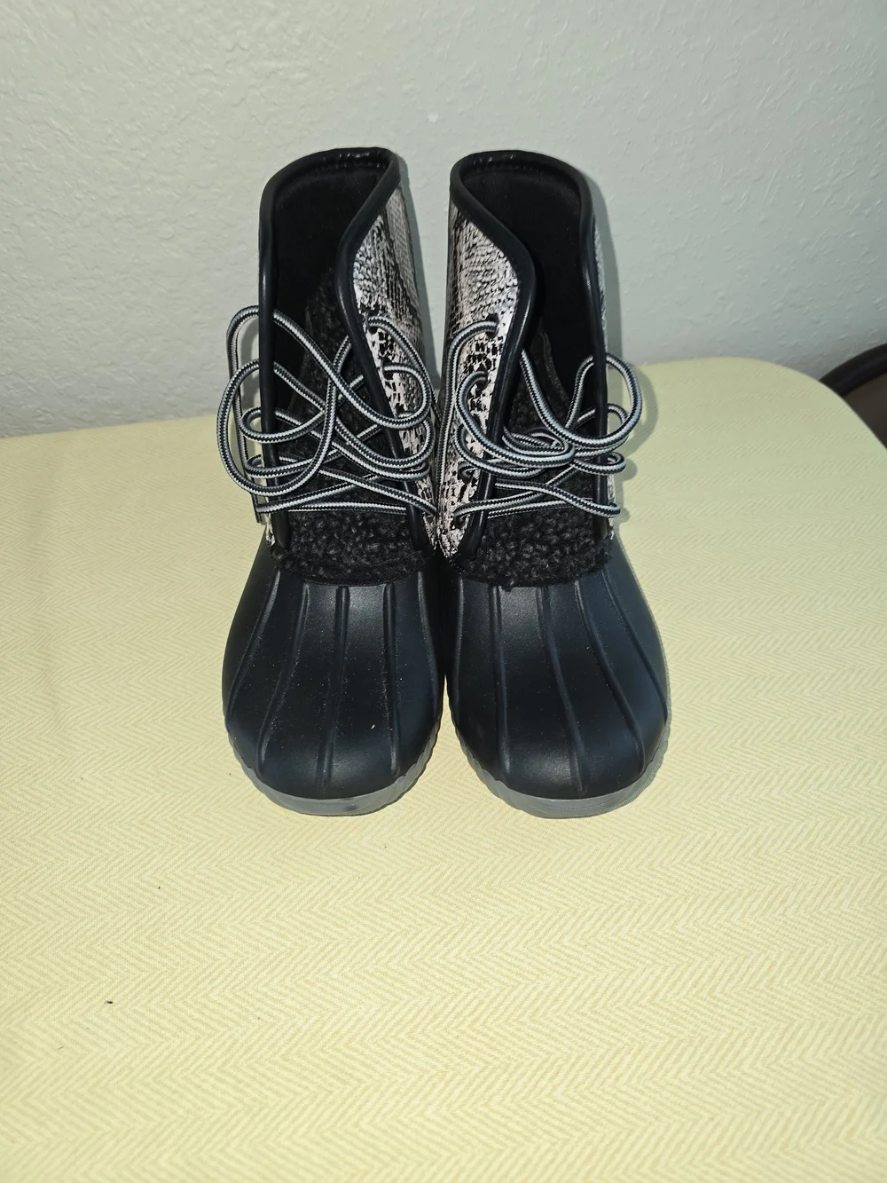 Simply Southern Snakeskin Print Duck Boots – Black & Cream Size 8